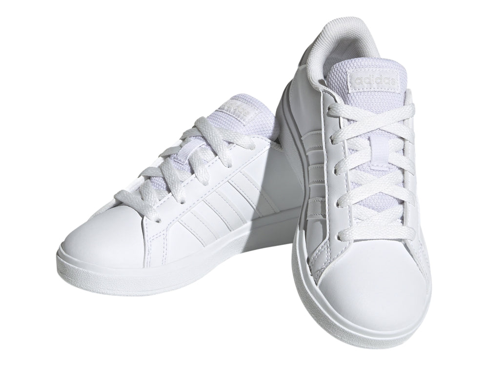 Tenis Adidas Grand Court 2.0 color blanco con cordones y suela blanca.
