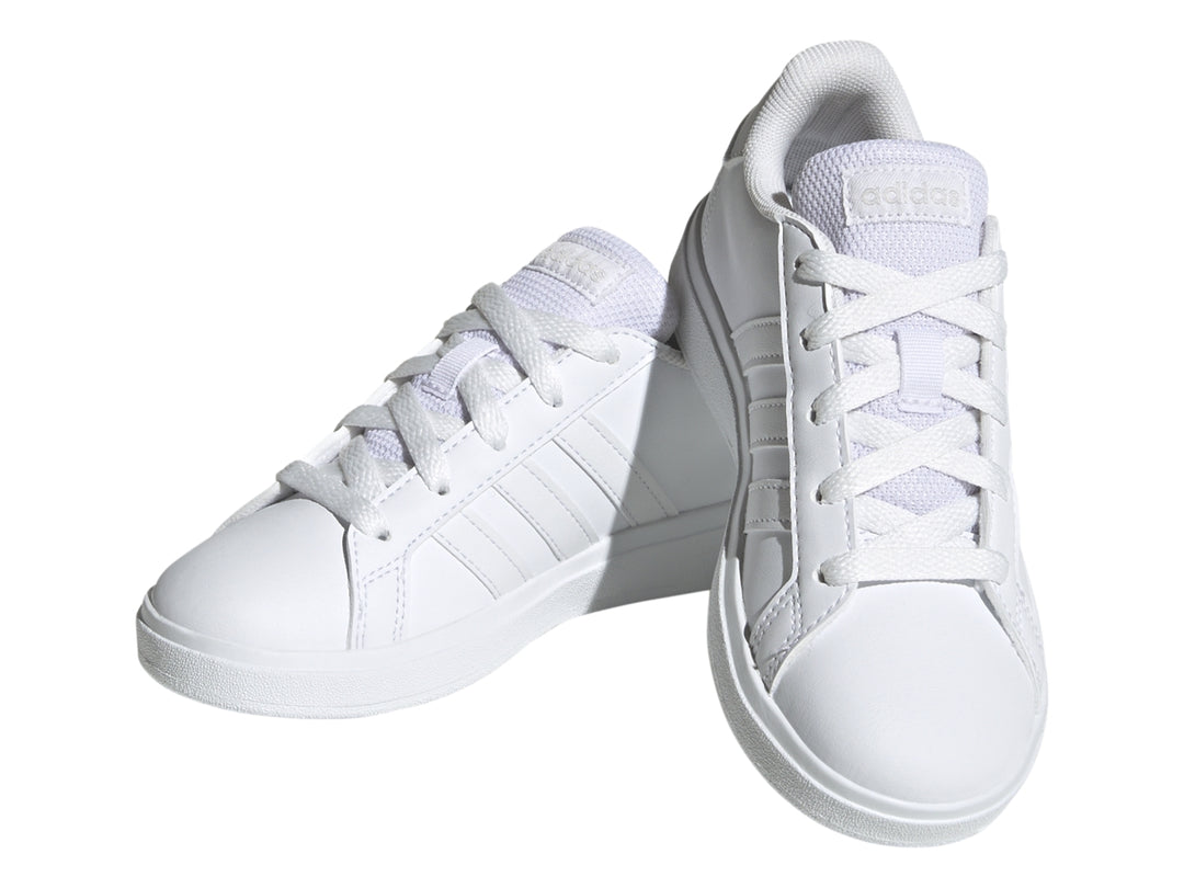 Tenis Adidas Grand Court 2.0 color blanco con cordones y suela blanca.