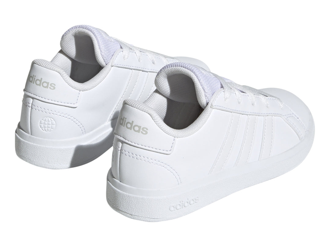 Tenis Adidas Grand Court 2.0 color blanco con cordones y suela blanca.