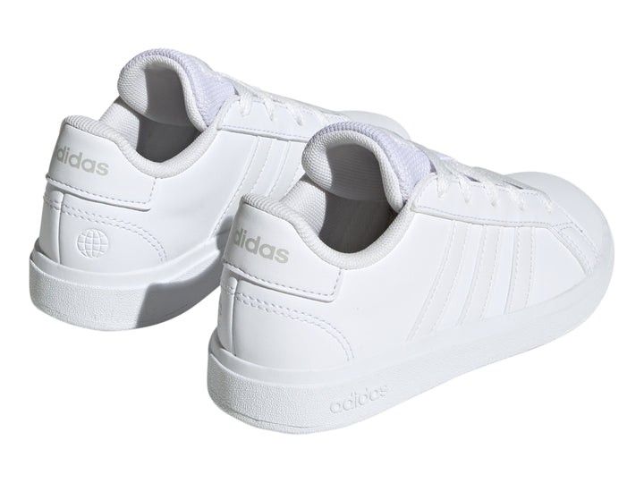 Tenis Adidas Grand Court 2.0 color blanco con cordones y suela blanca.