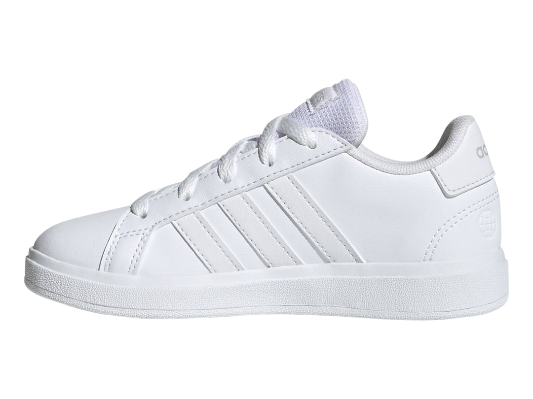 Tenis Adidas Grand Court 2.0 color blanco con cordones y suela blanca.