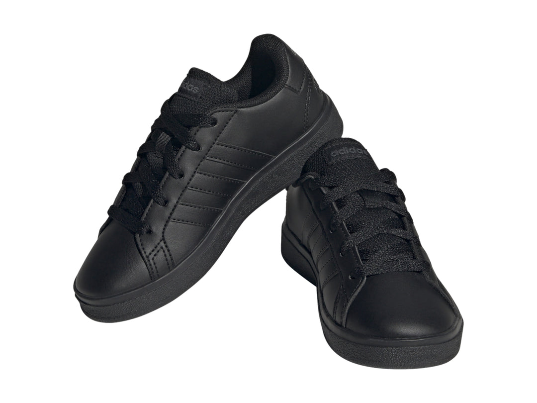 Tenis Adidas Grand Court 2.0 en color negro total, vista lateral sobre fondo blanco.