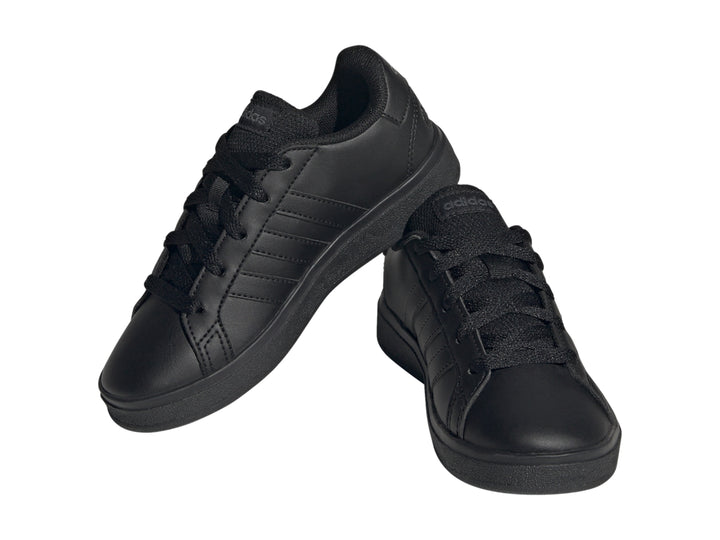 Tenis Adidas Grand Court 2.0 en color negro total, vista lateral sobre fondo blanco.
