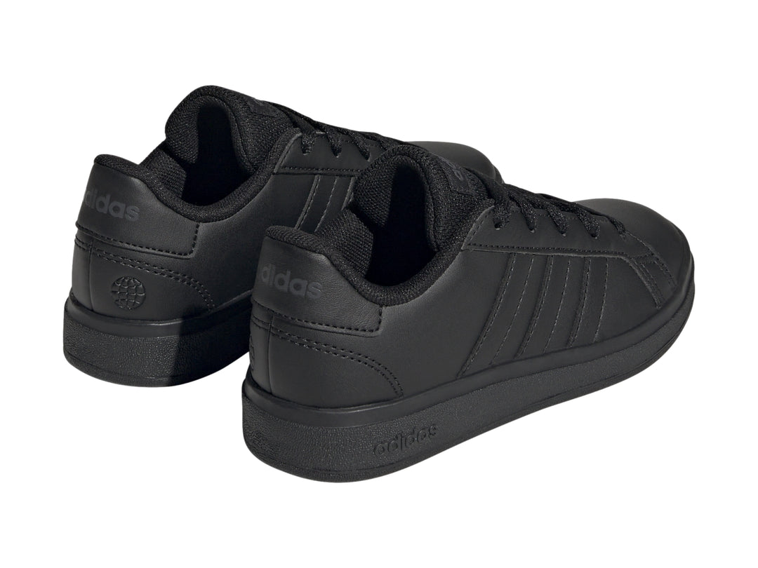 Tenis Adidas Grand Court 2.0 en color negro total, vista lateral sobre fondo blanco.