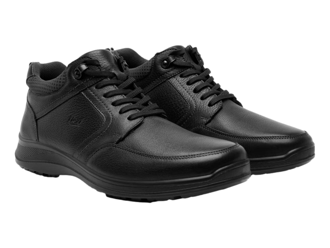 Zapato casual Flexi para Hombre en color negro, material de cuero con cordones y suela negra.