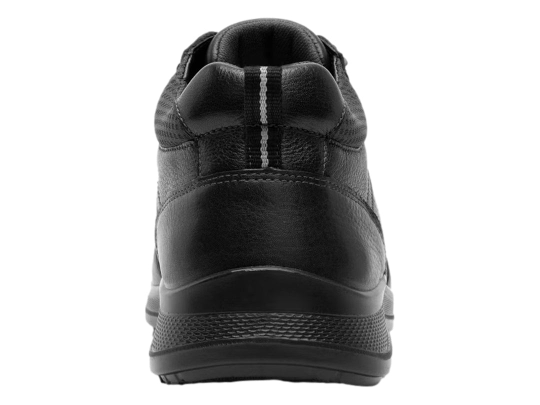 Zapato casual Flexi para Hombre en color negro, material de cuero con cordones y suela negra.