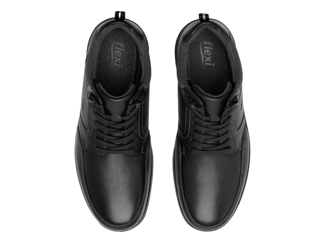 Zapato casual Flexi para Hombre en color negro, material de cuero con cordones y suela negra.