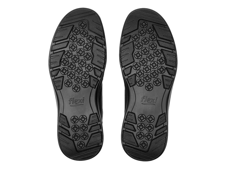 Zapato casual Flexi para Hombre en color negro, material de cuero con cordones y suela negra.
