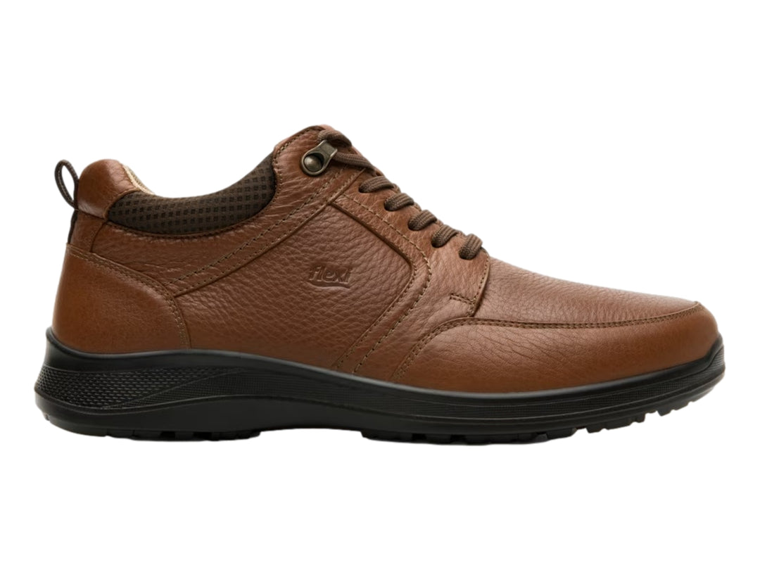 Zapato casual Flexi de color marrón con suela negra y cordones.
