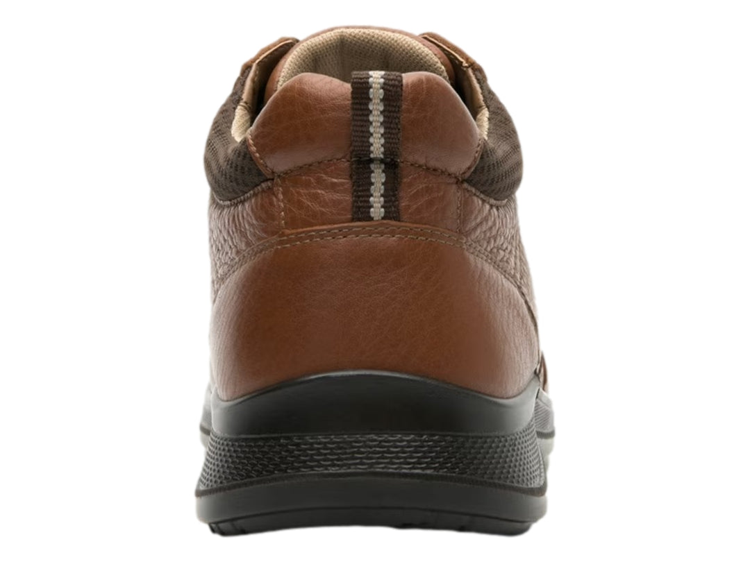Zapato casual Flexi de color marrón con suela negra y cordones.