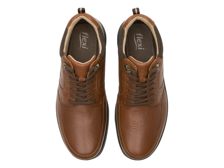 Zapato casual Flexi de color marrón con suela negra y cordones.