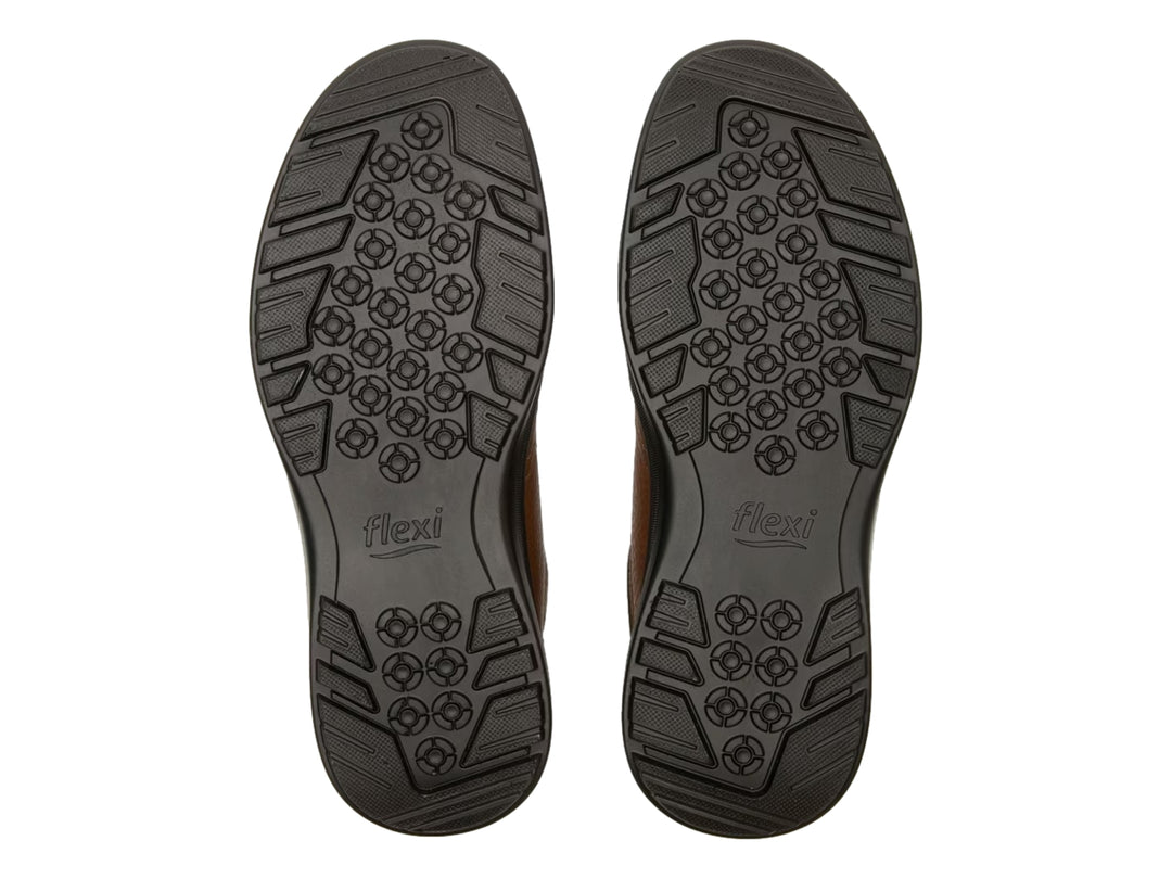 Zapato casual Flexi de color marrón con suela negra y cordones.