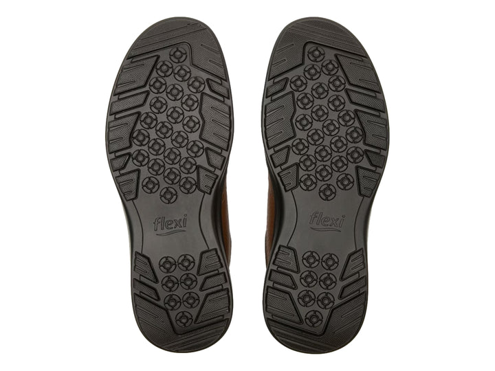 Zapato casual Flexi de color marrón con suela negra y cordones.