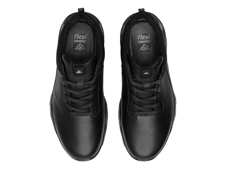 Zapato Flexi color negro de cuero con cordones y suela gruesa.