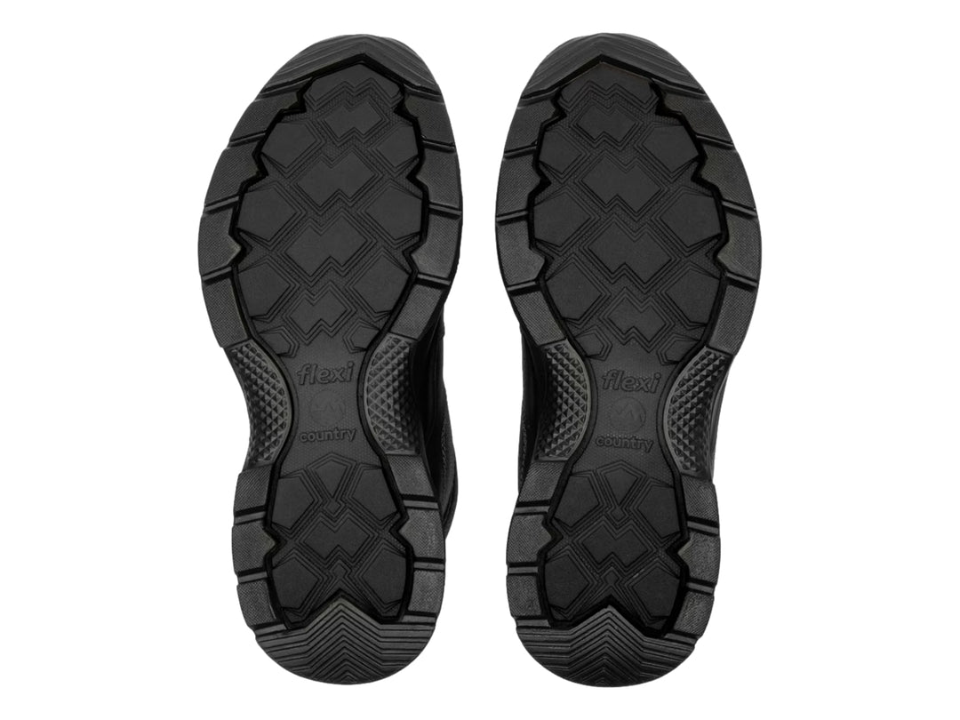Zapato Flexi color negro de cuero con cordones y suela gruesa.