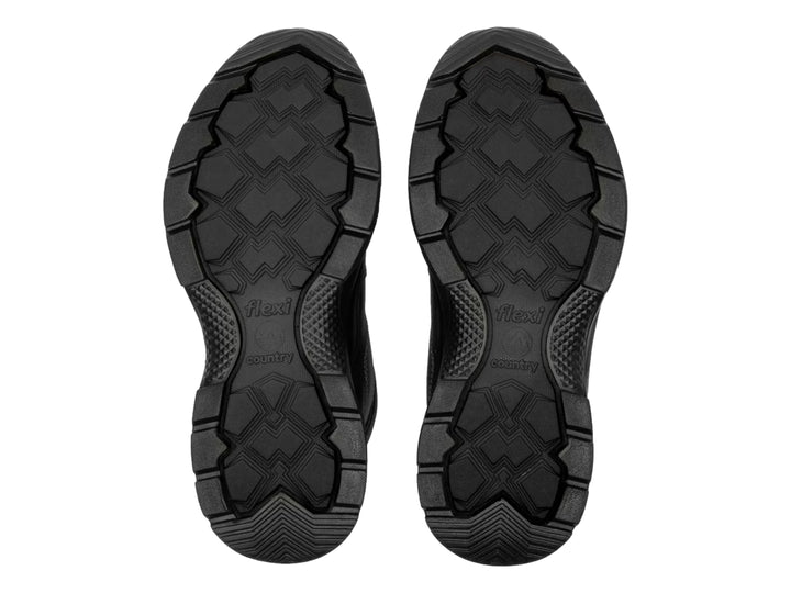 Zapato Flexi color negro de cuero con cordones y suela gruesa.