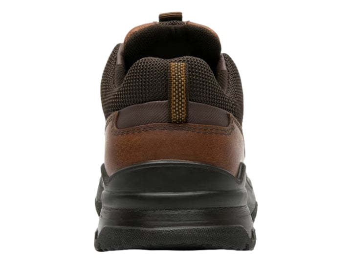 Zapato casual Flexi color marrón con suela gruesa negra y agujetas.