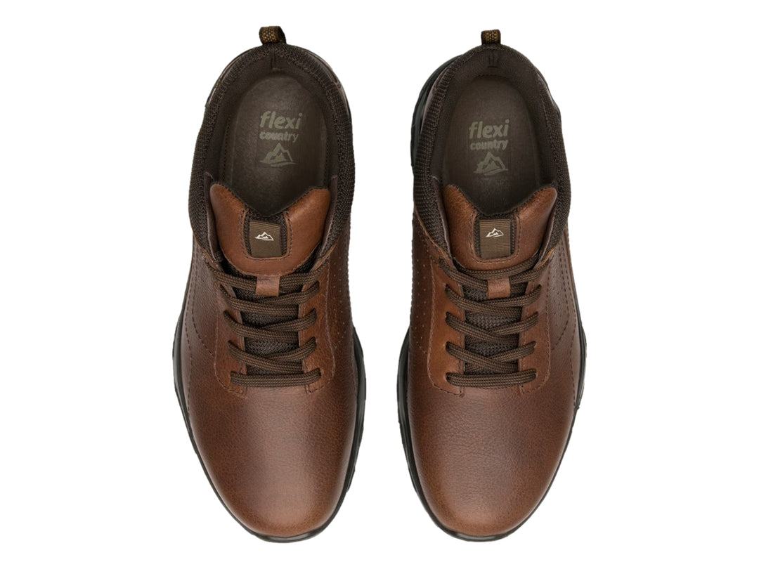 Zapato casual Flexi color marrón con suela gruesa negra y agujetas.