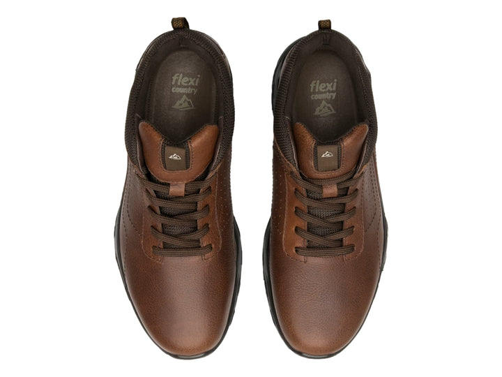 Zapato casual Flexi color marrón con suela gruesa negra y agujetas.