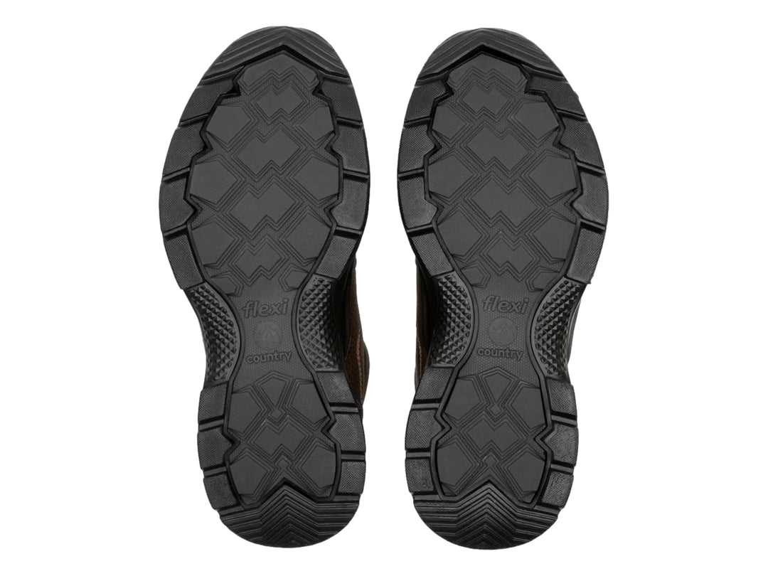 Zapato casual Flexi color marrón con suela gruesa negra y agujetas.