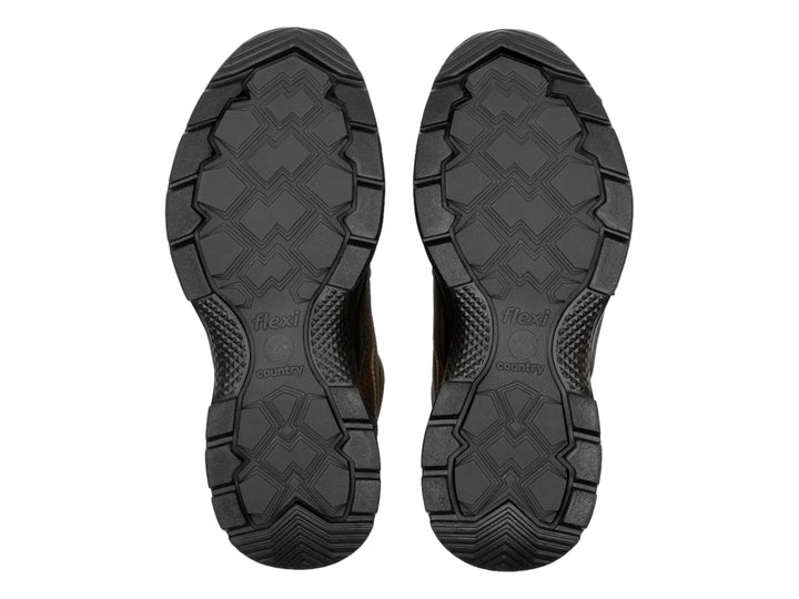 Zapato casual Flexi color marrón con suela gruesa negra y agujetas.