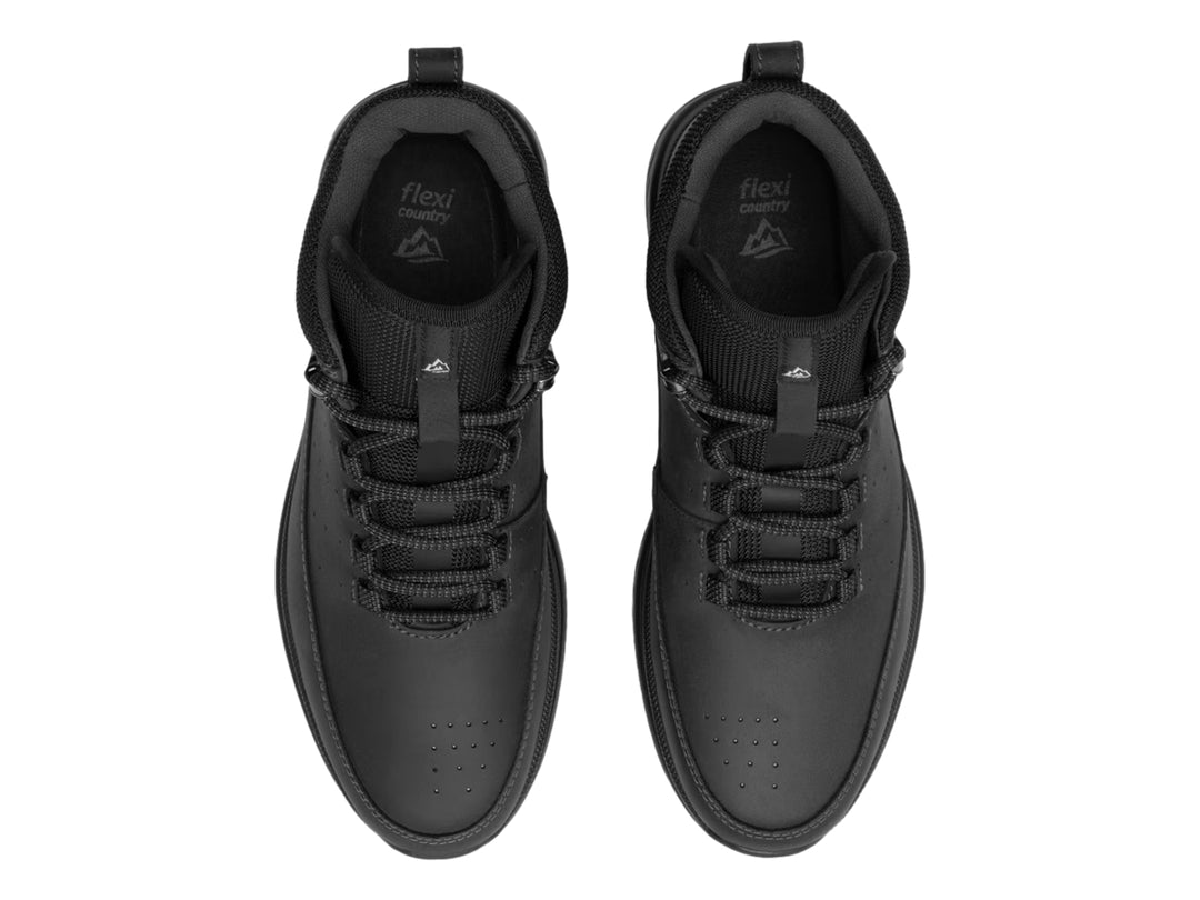 Zapato botín Flexi color negro con suela deportiva y textura mate.