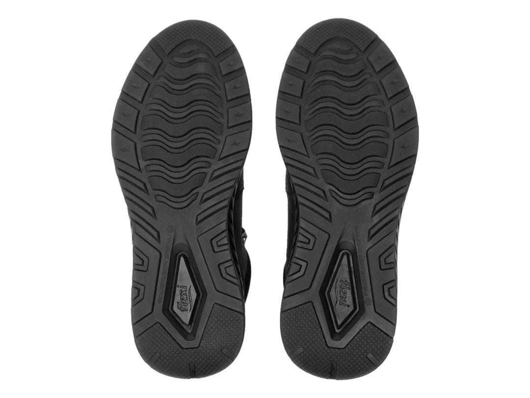 Zapato botín Flexi color negro con suela deportiva y textura mate.