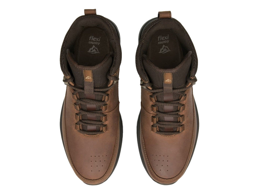 Zapato tipo botín Flexi color brandy con suela negra y cordones.