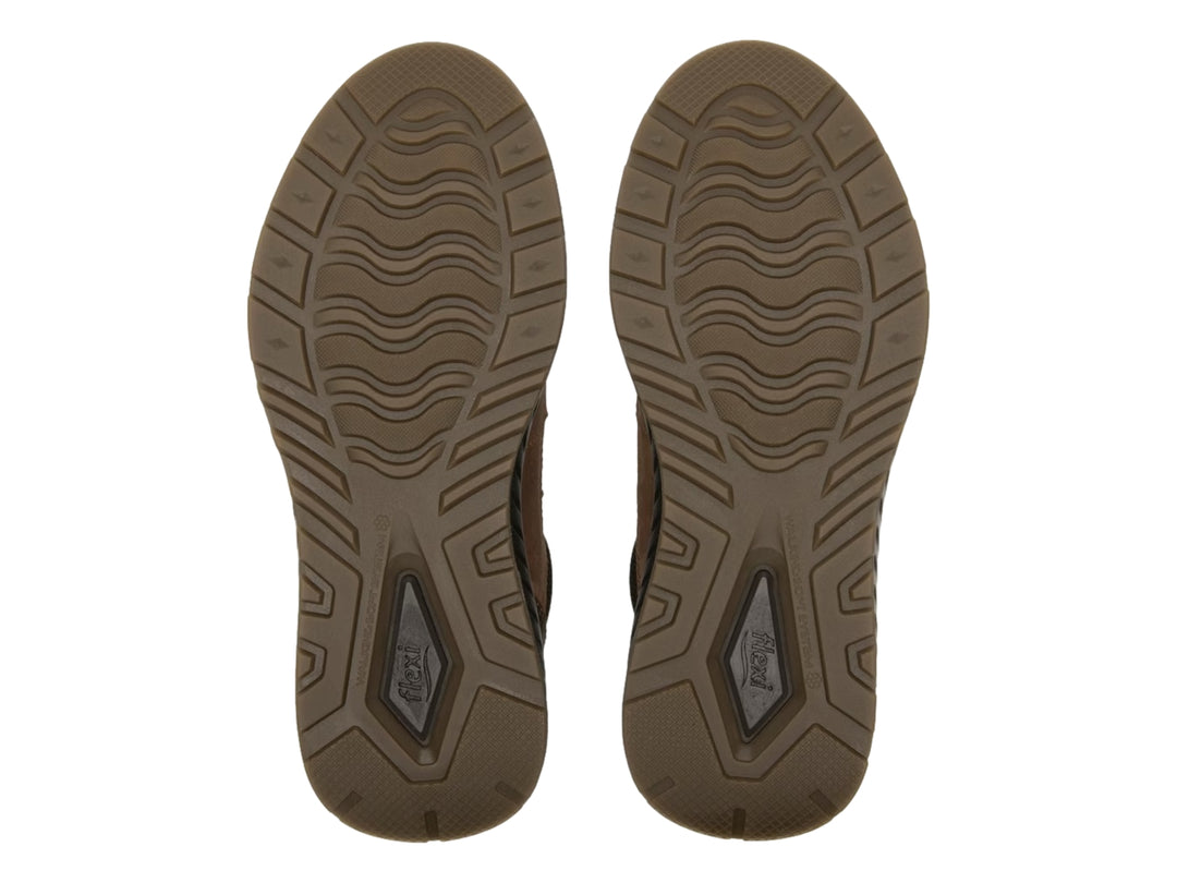 Zapato tipo botín Flexi color brandy con suela negra y cordones.