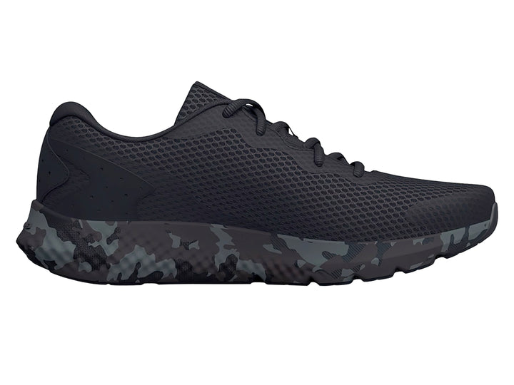Tenis deportivos Under Armour Charged Rogue 3 en color negro con suela gris jaspeada estilo camuflaje.