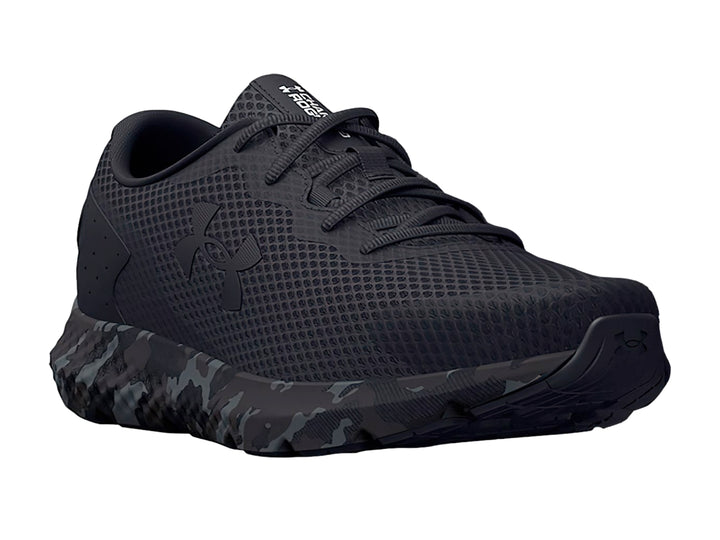 Tenis deportivos Under Armour Charged Rogue 3 en color negro con suela gris jaspeada estilo camuflaje.