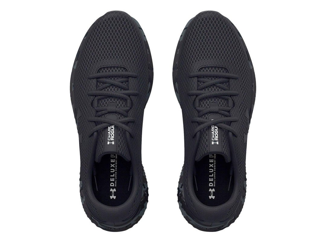 Tenis deportivos Under Armour Charged Rogue 3 en color negro con suela gris jaspeada estilo camuflaje.