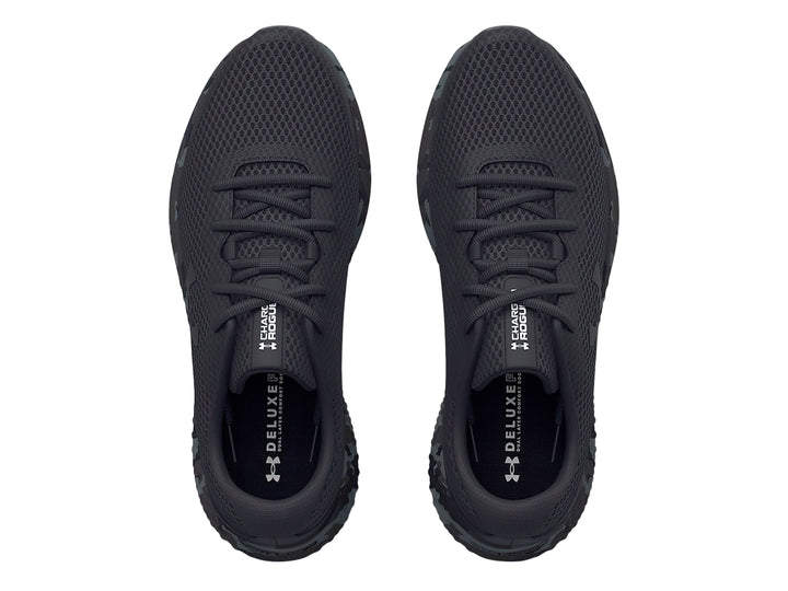Tenis deportivos Under Armour Charged Rogue 3 en color negro con suela gris jaspeada estilo camuflaje.