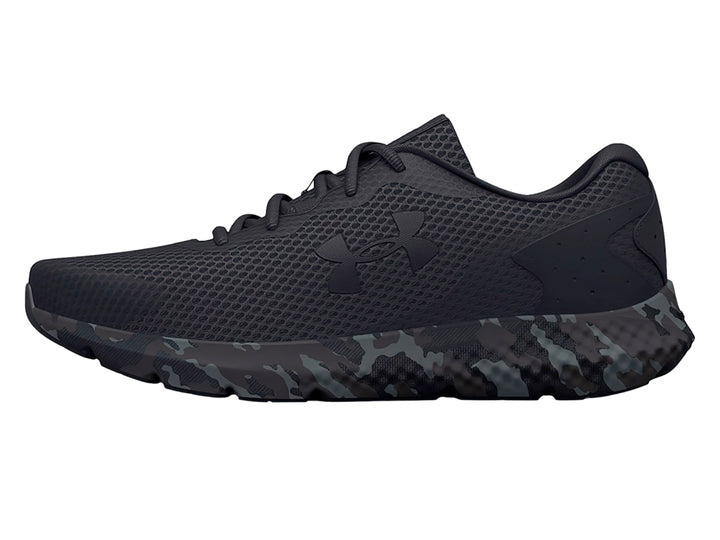 Tenis deportivos Under Armour Charged Rogue 3 en color negro con suela gris jaspeada estilo camuflaje.