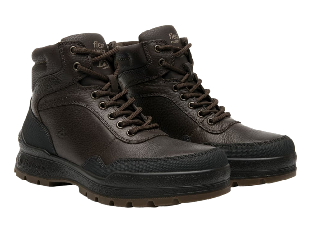 Bota Flexi color marrón y negro con suela robusta y cordones.