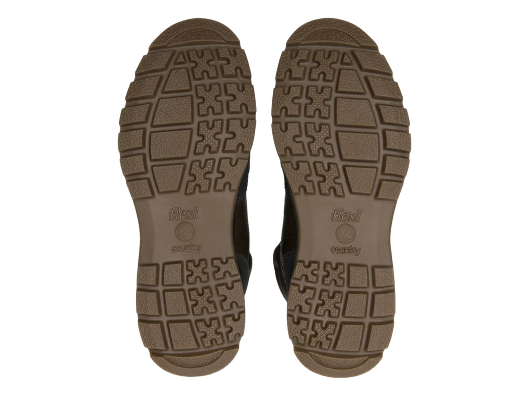 Bota Flexi color marrón y negro con suela robusta y cordones.