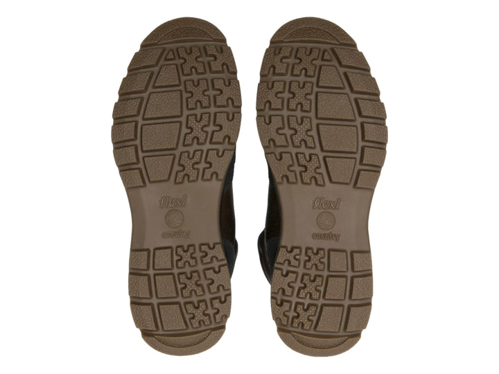 Bota Flexi color marrón y negro con suela robusta y cordones.