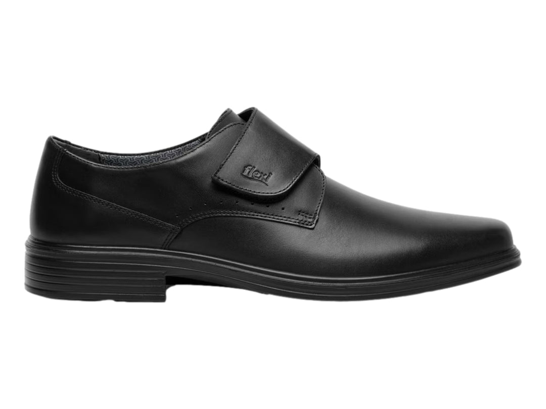 Zapato formal Flexi para hombre en color negro, confeccionado en cuero liso con cierre de correa.