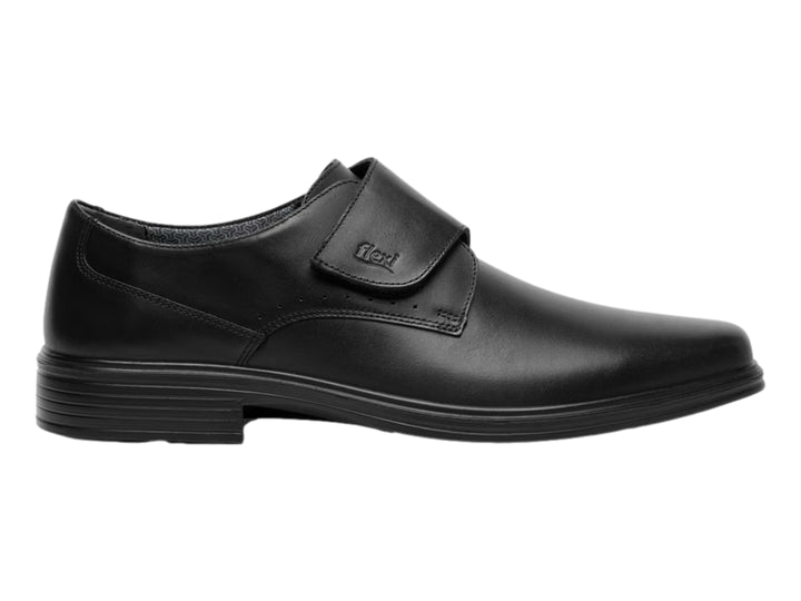 Zapato formal Flexi para hombre en color negro, confeccionado en cuero liso con cierre de correa.