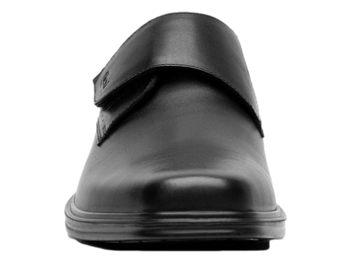 Zapato formal Flexi para hombre en color negro, confeccionado en cuero liso con cierre de correa.