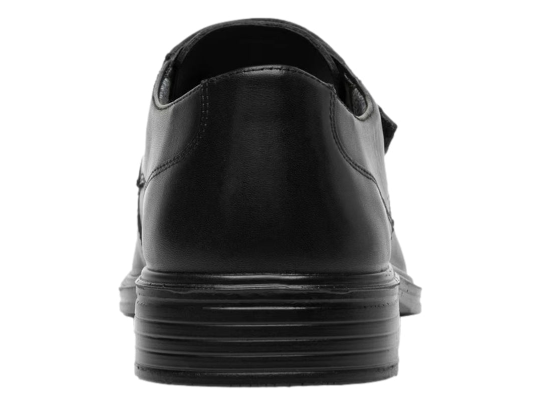 Zapato formal Flexi para hombre en color negro, confeccionado en cuero liso con cierre de correa.
