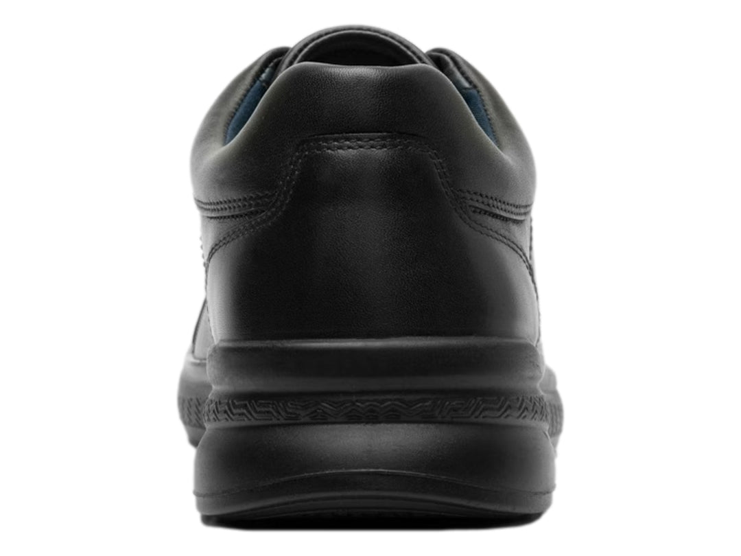 Zapato casual Flexi color negro de cuero con agujetas y detalles perforados laterales.
