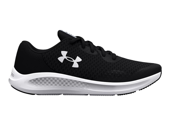 Tenis deportivos Under Armour para niños en color negro con suela blanca y logotipo blanco lateral.