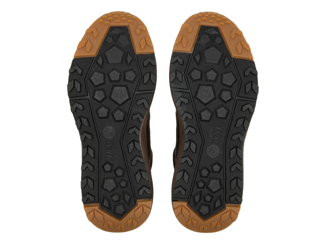 Botín Flexi color chocolate de cuero con suela robusta y cordones.