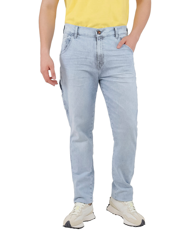 Hombre vistiendo pantalones jeans de mezclilla color azul claro lavado.