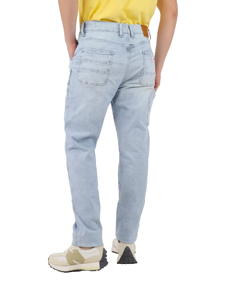 Hombre vistiendo pantalones jeans de mezclilla color azul claro lavado.