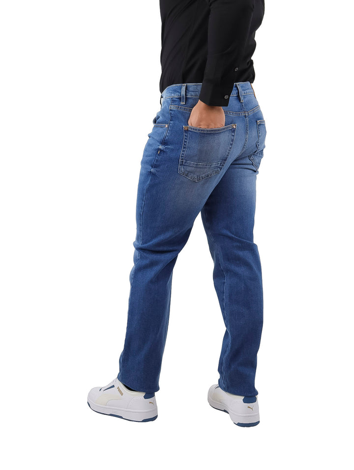 Pantalones jeans OGGI color azul con efecto bleach y detalles desgastados para hombre.