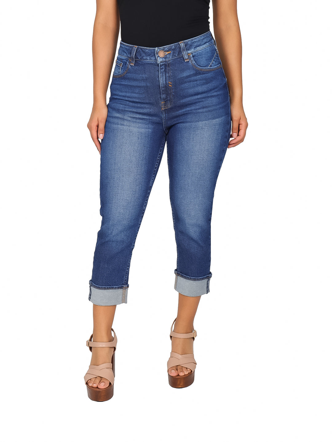 Mujer vistiendo pantalones capri de mezclilla azul ajustados con dobladillos doblados