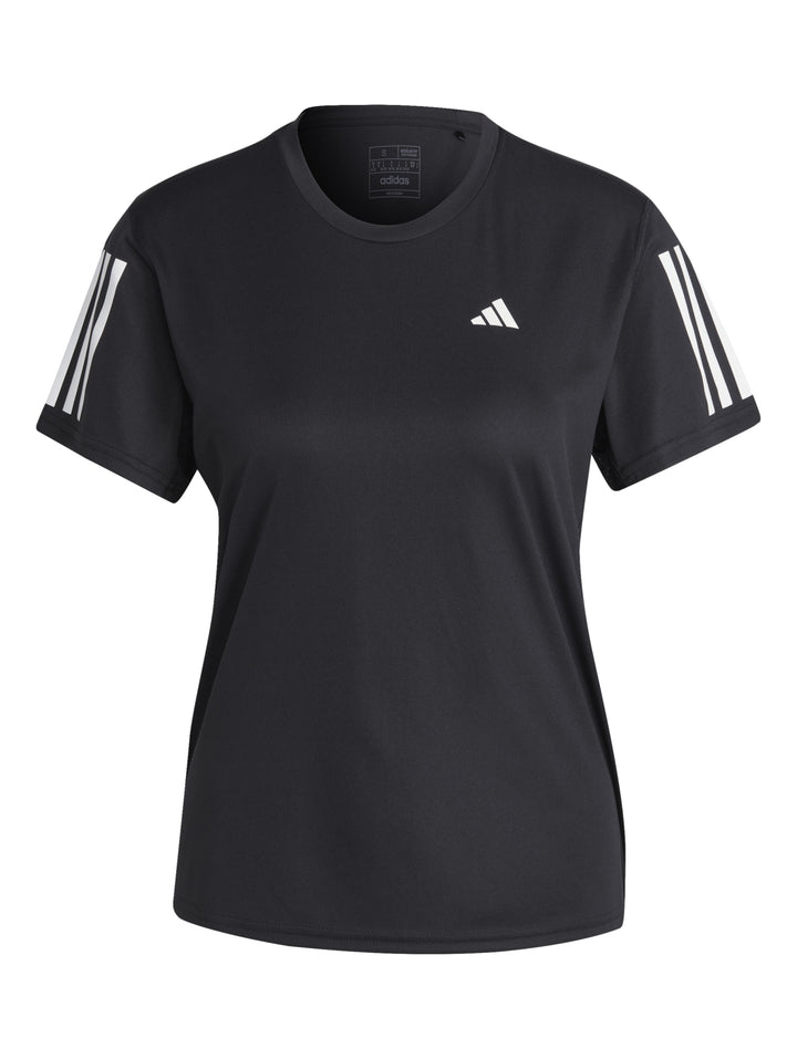Mujer vistiendo camiseta deportiva Adidas color negro con detalles blancos en los hombros.