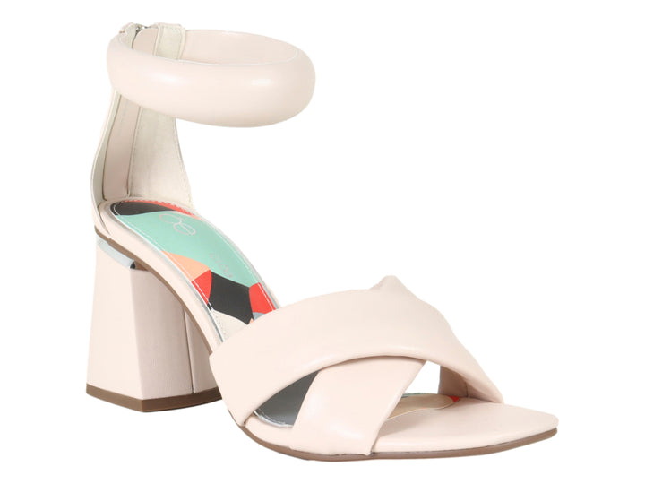 Sandalia Cloe color beige con tacón grueso, correa al tobillo y plantilla interior multicolor.